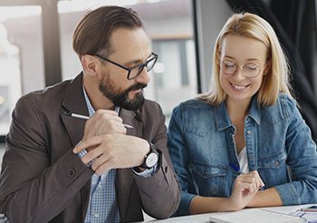 Pessoa analisando gráficos de evolução financeira em uma tela com tranquilidade, ilustrando o processo de desenvolvimento de inteligência e educação financeira.